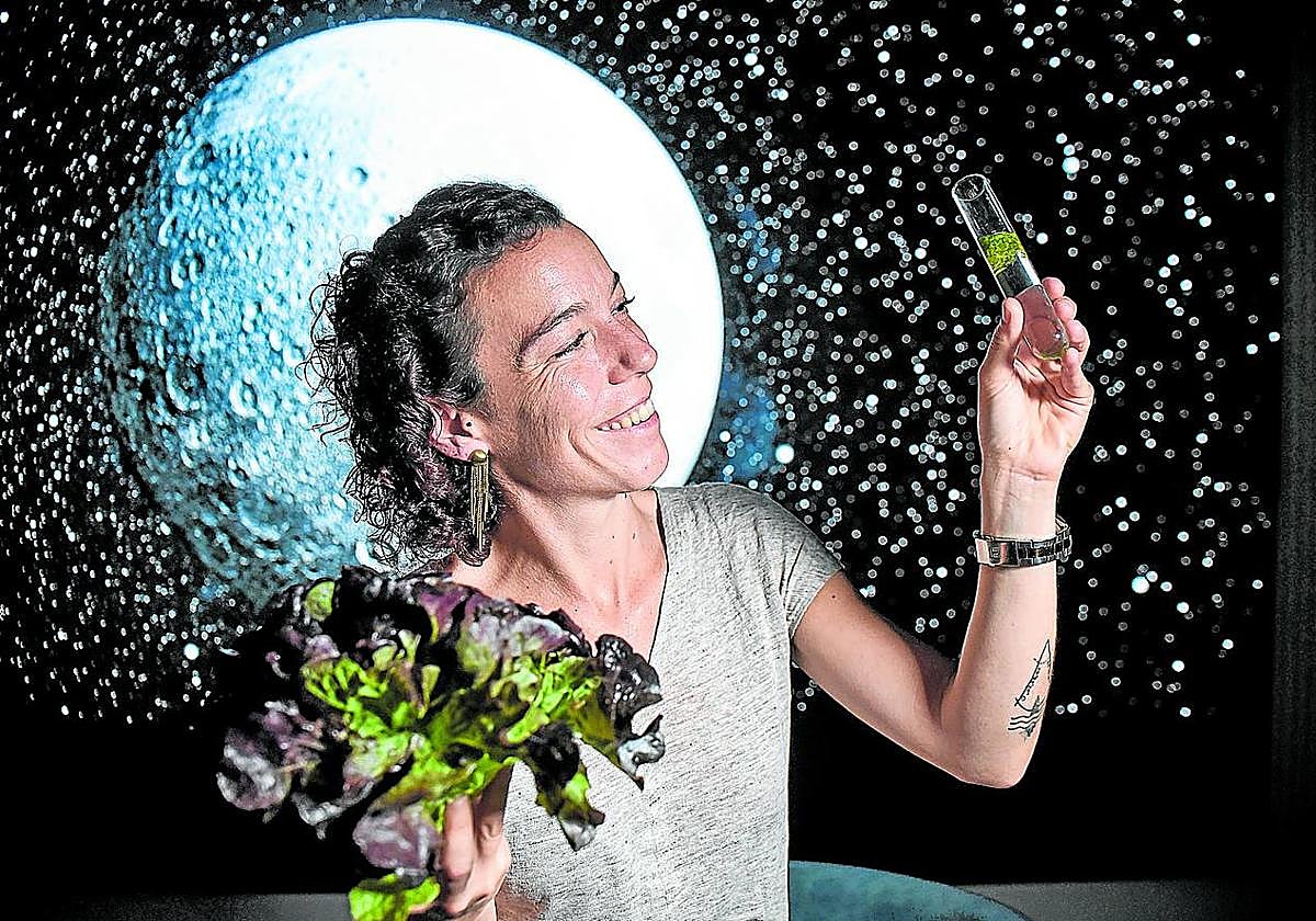 En la Luna. Marina, con la lechuga y lentejas de agua que plantarán en la Luna.