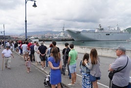 Visitantes esperan a entrar en el 'Juan Carlos I' este domingo.