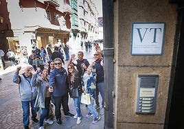 Turistas en el Casco Viejo de Bilbao.