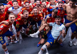 Pedri, en el centro con la rodilla tratada, tras el pase a semifinales