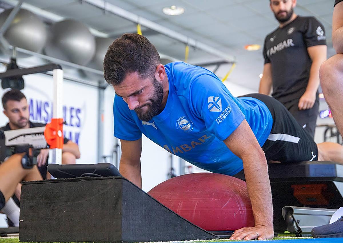 Imagen secundaria 1 - Las pruebas de esfuerzo de los jugadores del Alavés en Ibaia.