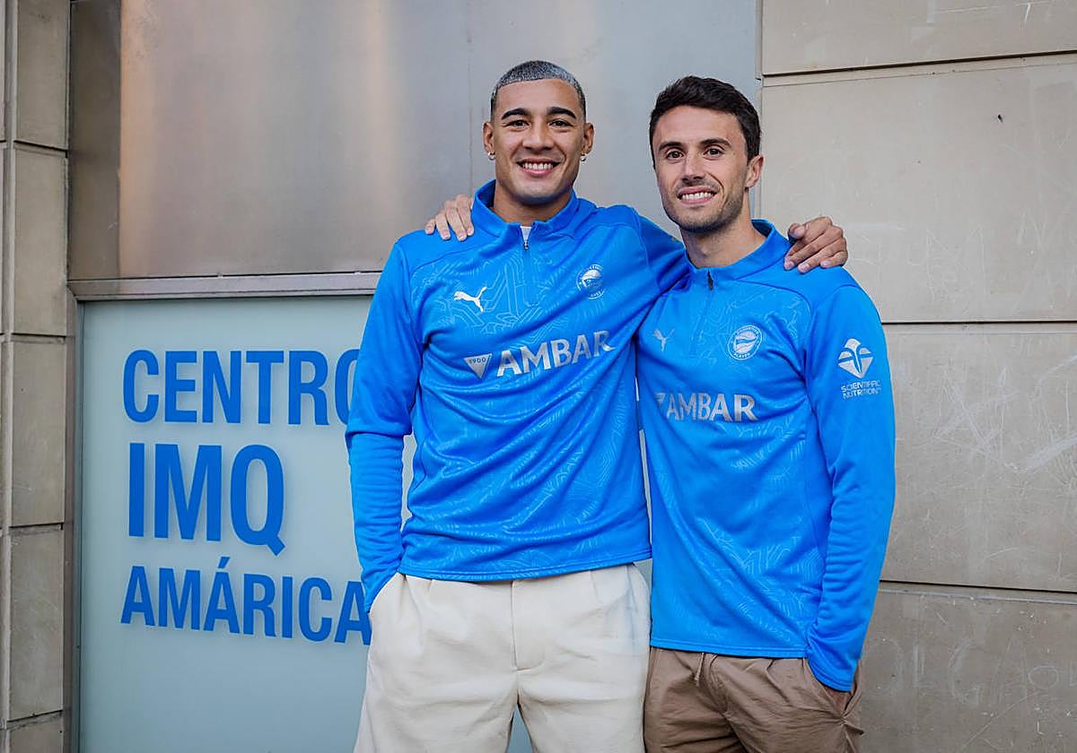 Guevara y Benavídez posan en la mañana de los reconocimientos médicos del club.