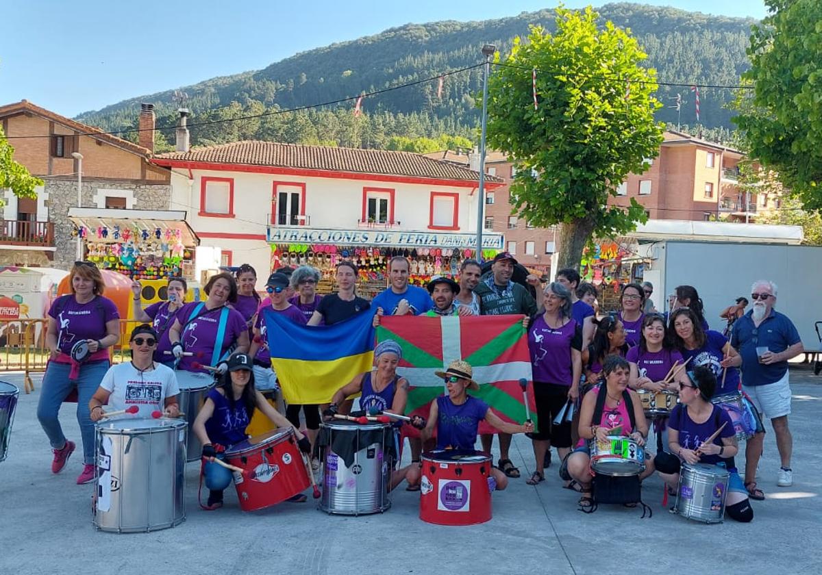 Asier Minteguia (en el centro, con txapela) impulsa desde hace tres años iniciativas solidarias y la organización de una txosna solidaria en las fiestas de San Kristobal de Busturia.