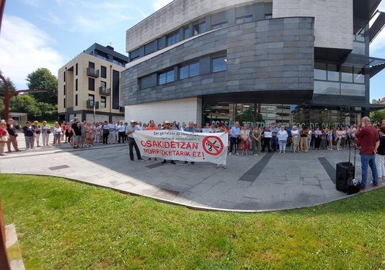 150 personas se concentraron frente al centro de salud de la localidad.