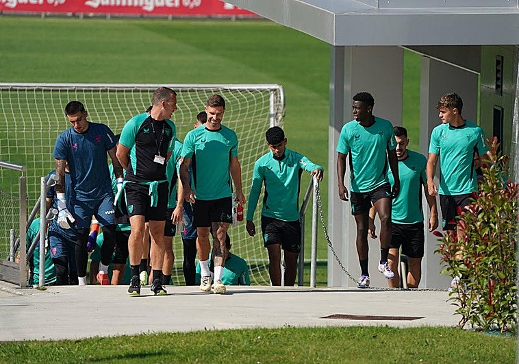 La mitad de la plantilla se ha ejercitado en el césped y la otra en el gimnasio.