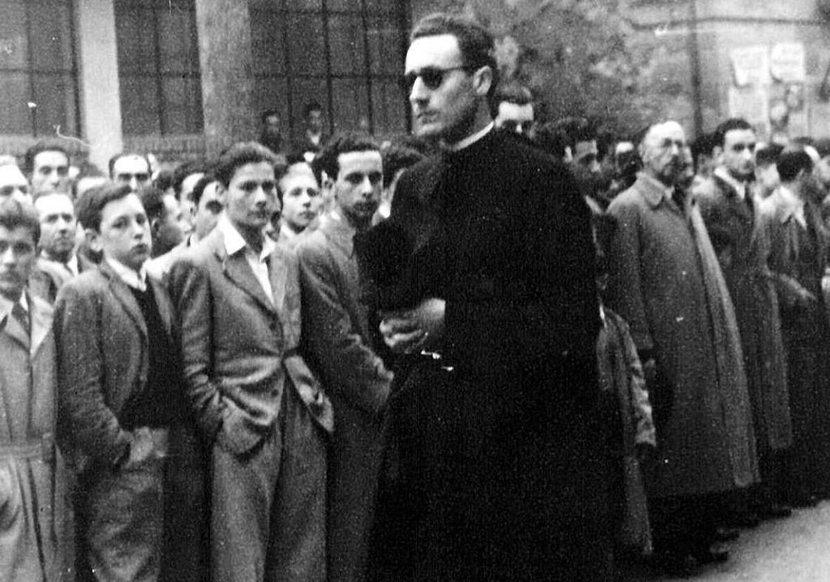 Imagen retrospectiva de José María Arizmendiarrieta, religioso que puso en marcha en Mondragón.