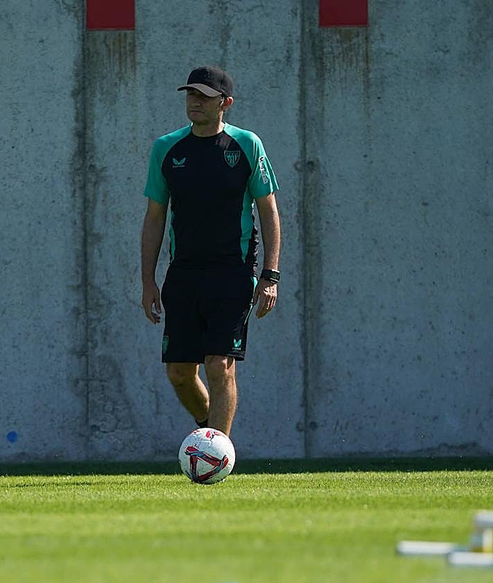 Imagen secundaria 2 - La plantilla ha hecho ejercicios suaves para tener una primera toma de contacto. Berenguer, que ayer firmó su renovación, era uno de los más esperados. Valverde se ha protegido del sol con una gorra.