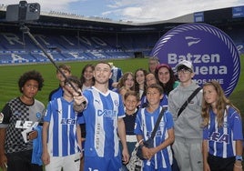 Conechny se fotografía con aficionados albiazules en Mendizorroza.