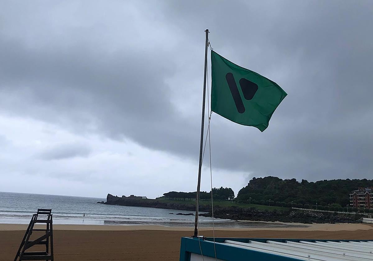 La bandera verde ondeando en el arenal castreño de Brazomar.