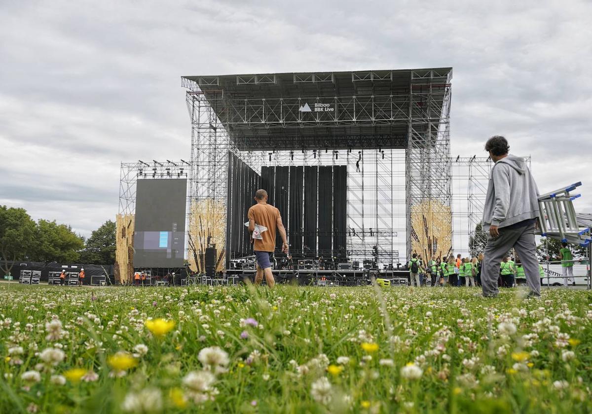 Vista del escenario grande, con sus cerca de 30 metros de altura, a la espera de que los operarios colocaran este martes las pantallas gigantes.