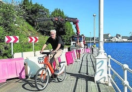 Un ciclista atraviesa el tramo cortado desde hace 31 meses.