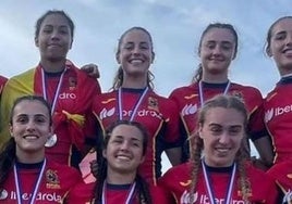 Claudia De la Loma junto con sus compañeras de la selección española