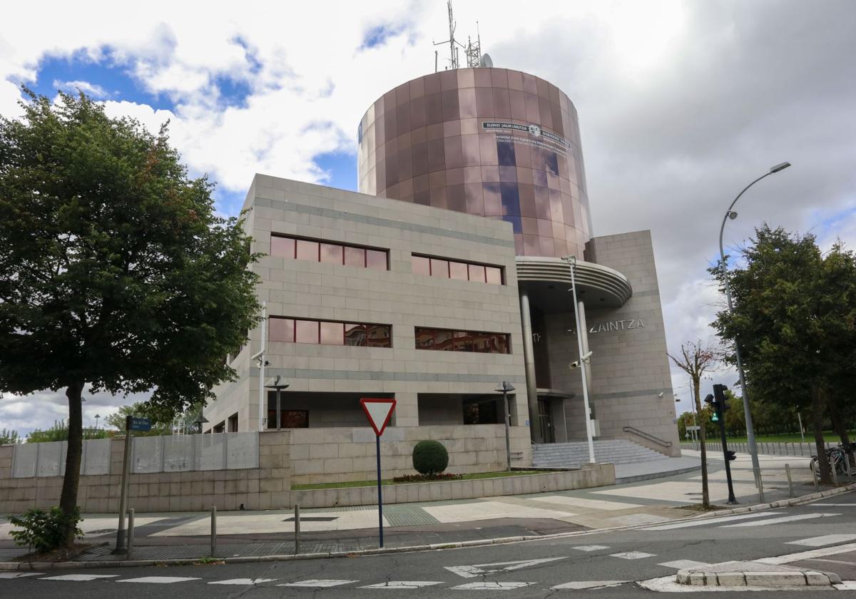 Un joven de 27 años golpea con una botella de cristal en la cabeza a otro hombre en Vitoria