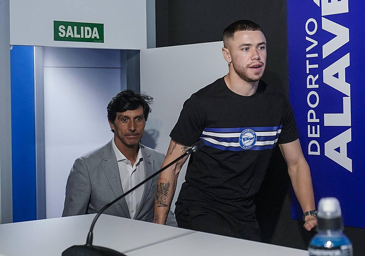 Conechny llega a la sala de prensa para su presentación.