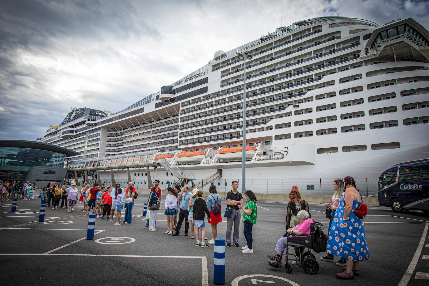 Lujo en altamar: así es el glamuroso crucero atracado en Getxo