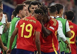 Yamal y Nico juntan sus cabezas para celebrar el gol.