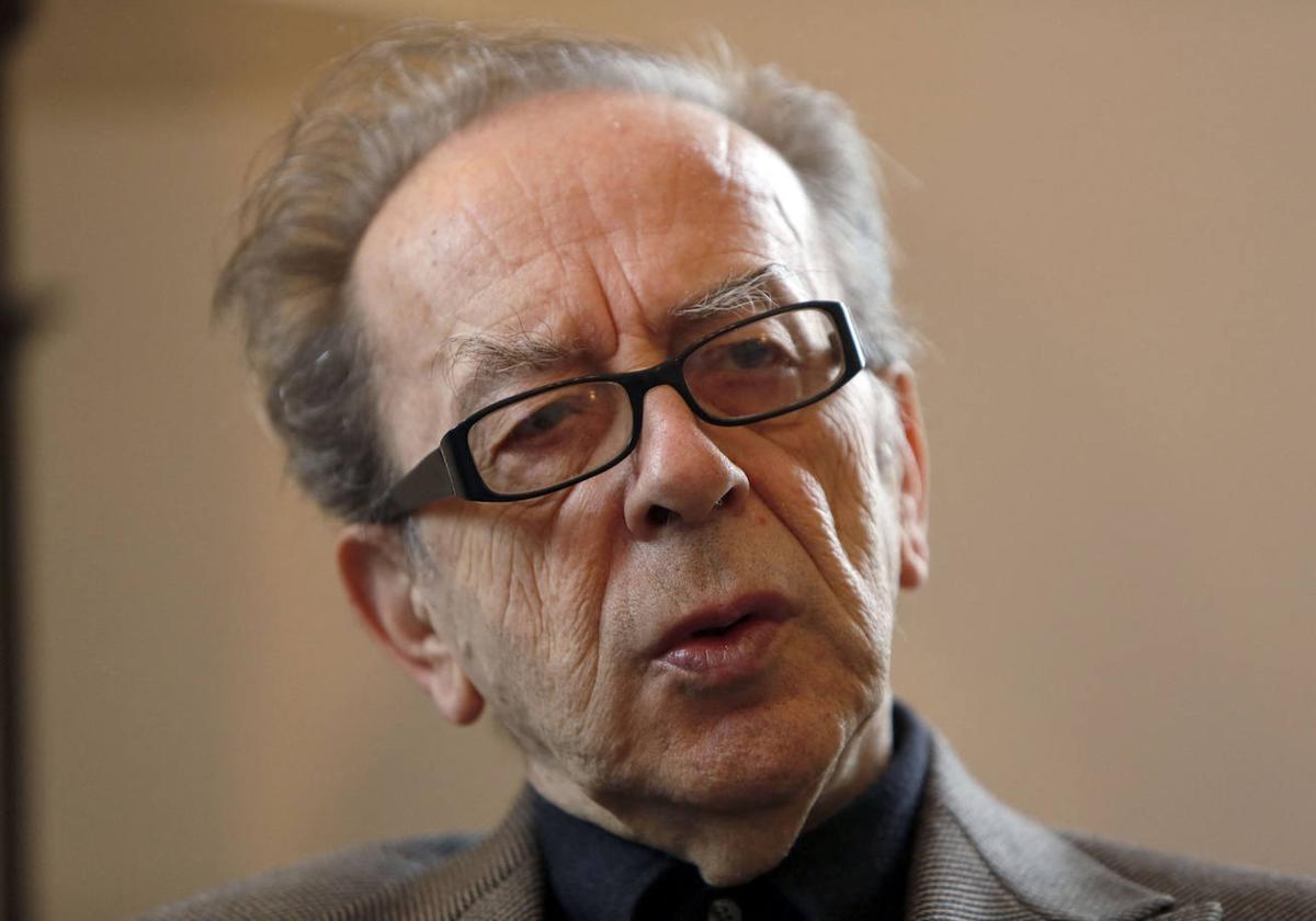 Ismail Kadare eleberrigile albaniarra, elkarrizketa batean.