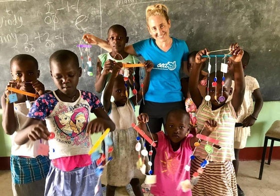 La profesora Iratxe Lejarreta, junto con unos niños de Kenia.