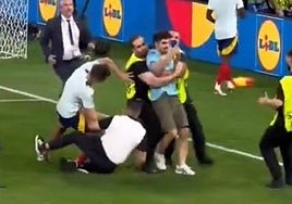 Una celebración accidentada para Álvaro Morata: termina cojeando por la 'entrada' de un miembro de seguridad