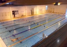 Vista de las piscinas interiores del polideportivo de Etxebarri que se van a reformar.