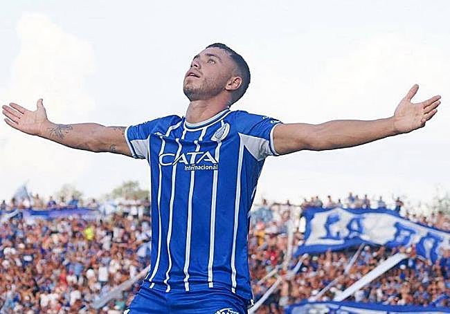 Conechny celebra un gol con Godoy Cruz.