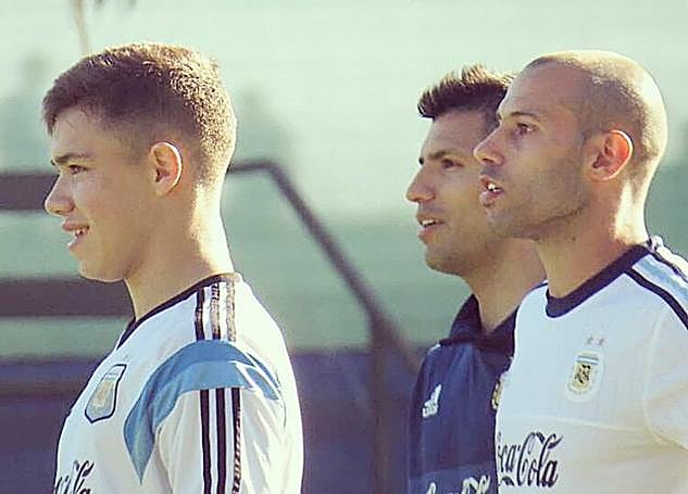 Conechny, con Agüero y Mascherano.