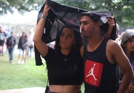 Asistentes al BBK Live del año pasado se protegen de la lluvia.