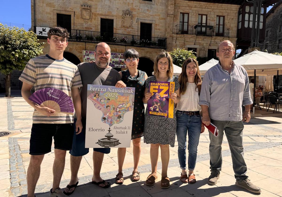 El jugador del CD Elorrio, David Narbaiza; el entrenador del primer equipo femenino, Gontzal Arana; la concejal de Fiestas, Itsaso Basauri; la alcaldesa, Julene Lazkano, (EH Bildu); la directora de Anboto, Jone Guenetxea y el programador del teatro Arriola, Iñaki Larrañaga