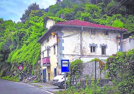 La vivienda se encuentra en una zona apartada del barrio de Arbuio, en Alonsotegi.