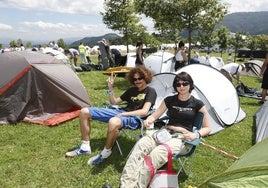 Festivaleros en el camping de Kobetas.