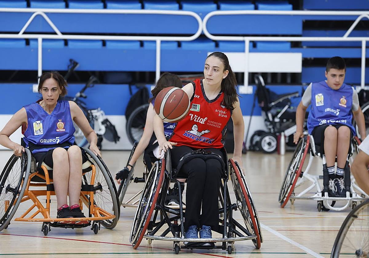 Imagen de una jornada de baloncesto en silla de ruedas celebrada en Vitoria.