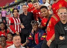 Nico Williams cumple la tradición con otra foto de familia para celebrar el pase a la final de la Eurocopa