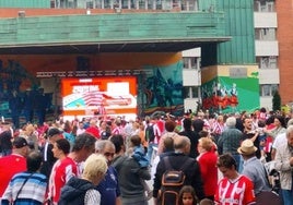 Imagen de la pantalla gigante que el Ayuntamiento colocó para seguir la final copera del Athletic.