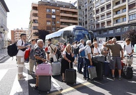 Pasajeros junto a la estación de tren de Vitoria.