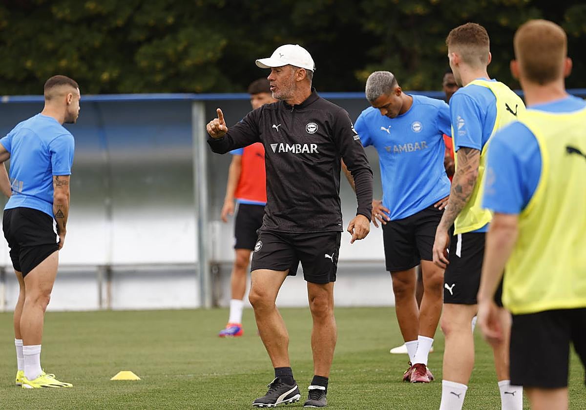 Luis García Plaza da instrucciones a sus jugadores en el entrenamiento.
