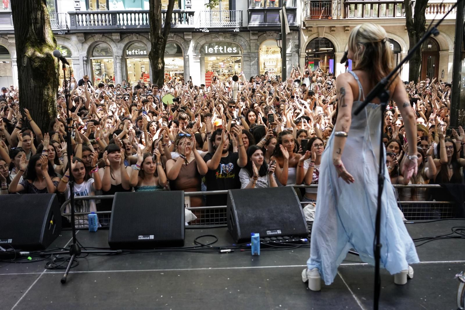 Alba Reche ha calentado el ambiente en la Gran Vía antes del inicio oficial del BBK Live