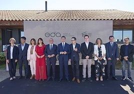 El lehendakari flanqueado por Joxe Mari Aizega y Ramiro Gonzalez, junto con la alcaldesa de Vitoria.