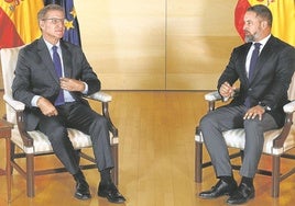 Alberto Núñez Feijóo y Santiago Abascal durante la primera reunión oficial que mantuvieron en el Congreso.