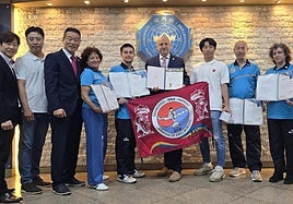 Los representantes de las altas instancias del taekwondo coreano con la delegación de la entidad mirandesa.