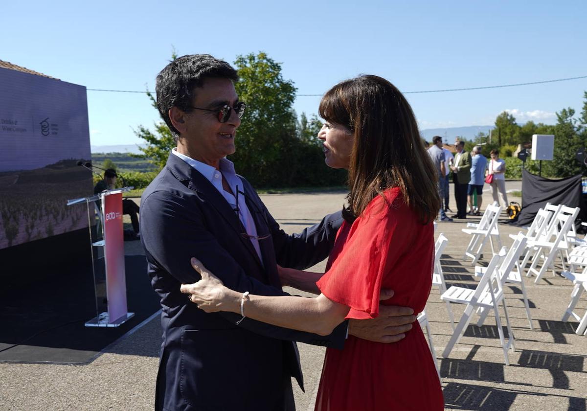 José Manuel Carvalho Araújo y la alcaldesa de Vitoria, Maider Etxebarria, en la presentación del proyecto en Laguardia.