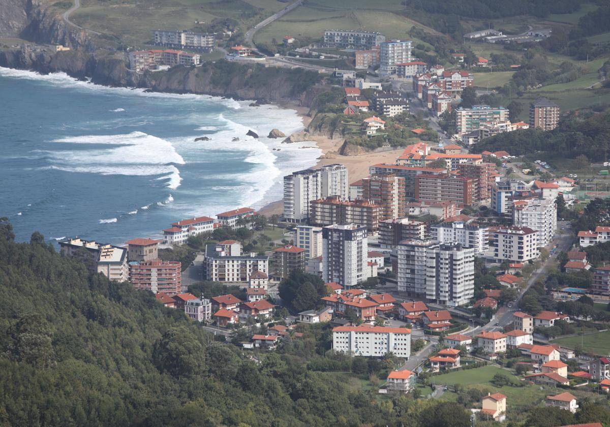 Vista panorámica de Bakio, que cuenta con un parque de cerca de dos mil pisos de segunda residencia.