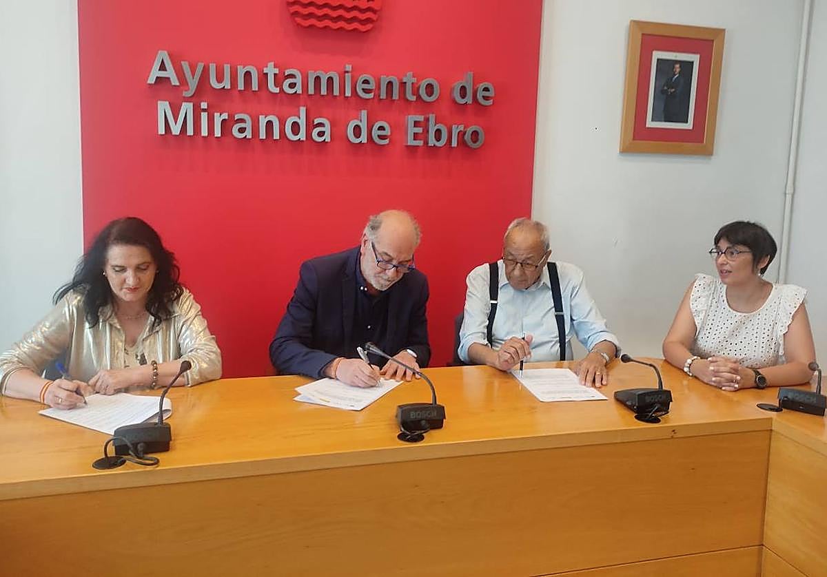 Momento de la firma entre representantes municipales y de la entidad cameral.