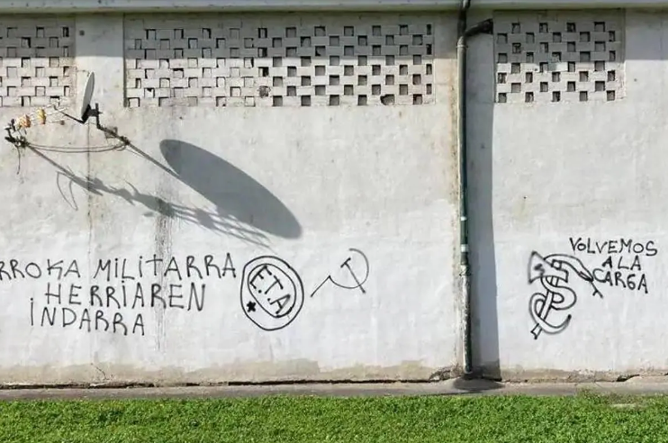 Algunas de las pintadas que realizó en Sodupe.