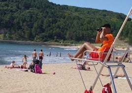 Un socorrista vigila a los bañistas en la playa de Plentzia.