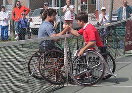 Dos jóvenes Caverzaschi y De la Puente, en la final de la edición que tuvo lugar en 2016. Volverán a jugar el próximo mes en el polideportivo de Anduva.