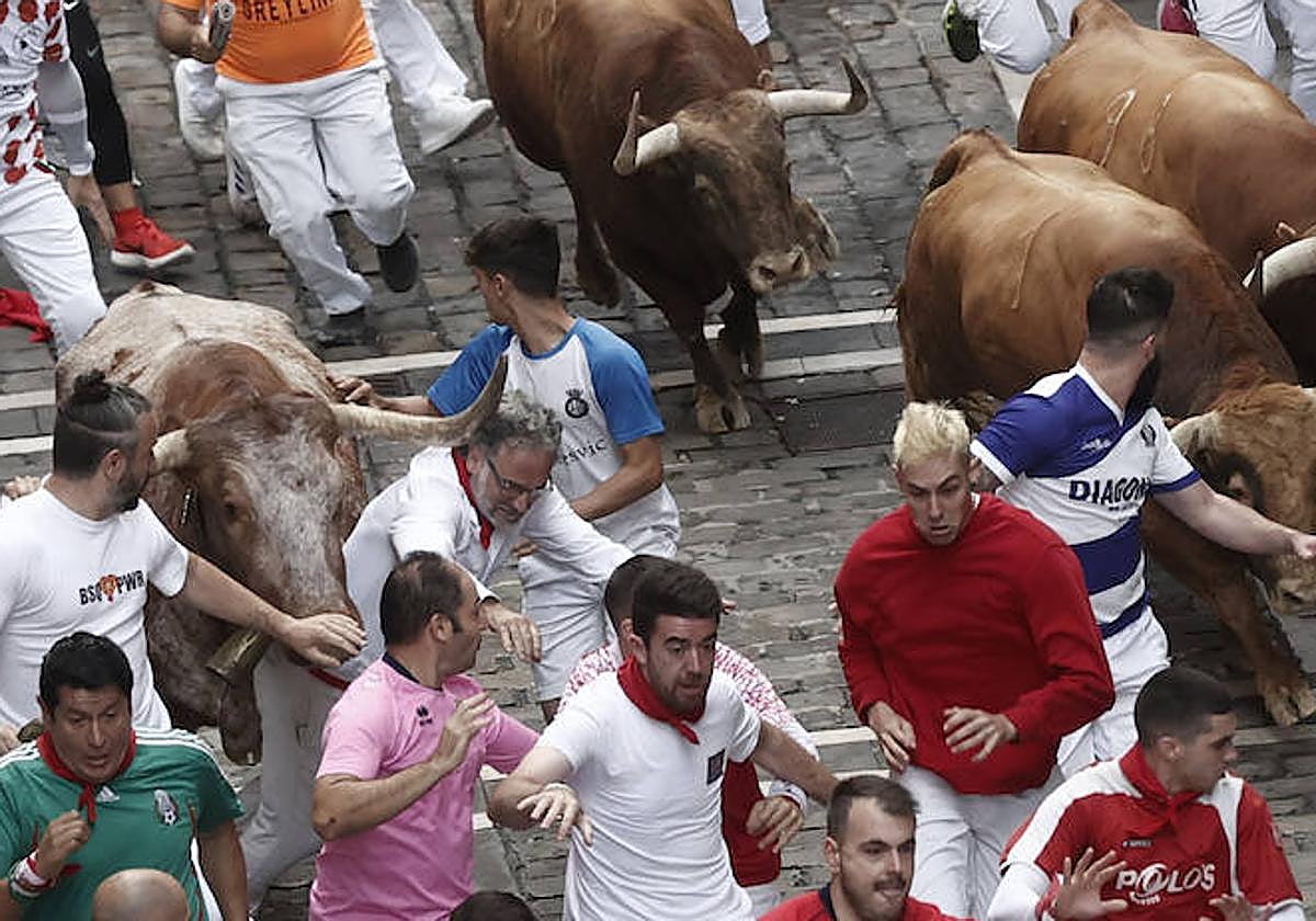 Momento en el que el corredor hospitalizado es arrollado por un cabestro.