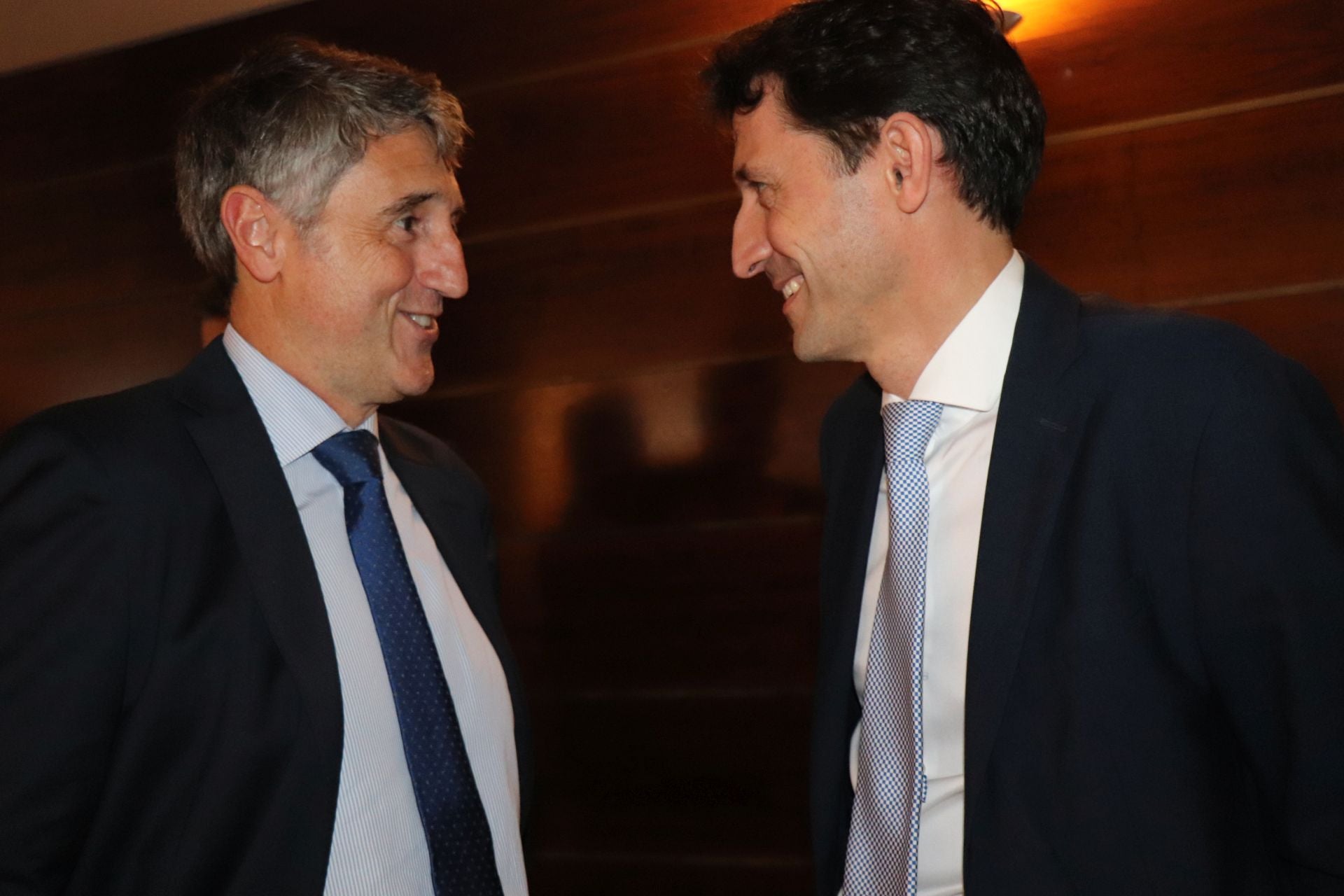 Jon Ander de las Fuentes, presidente de BasqueFIK, a la izquierda, junto al nuevo consejero de Hacienda del Gobierno vasco, Noël D'Anjou.