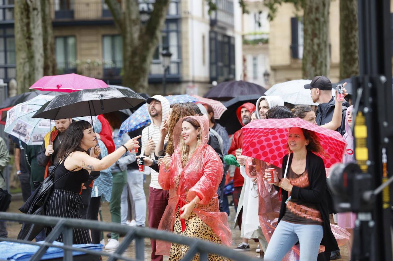 Espectadoras esta mañana en el concierto de Parquesvr en el Arenal de Bilbao