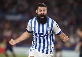 Villalibre celebra un gol con la camiseta del Alavés.