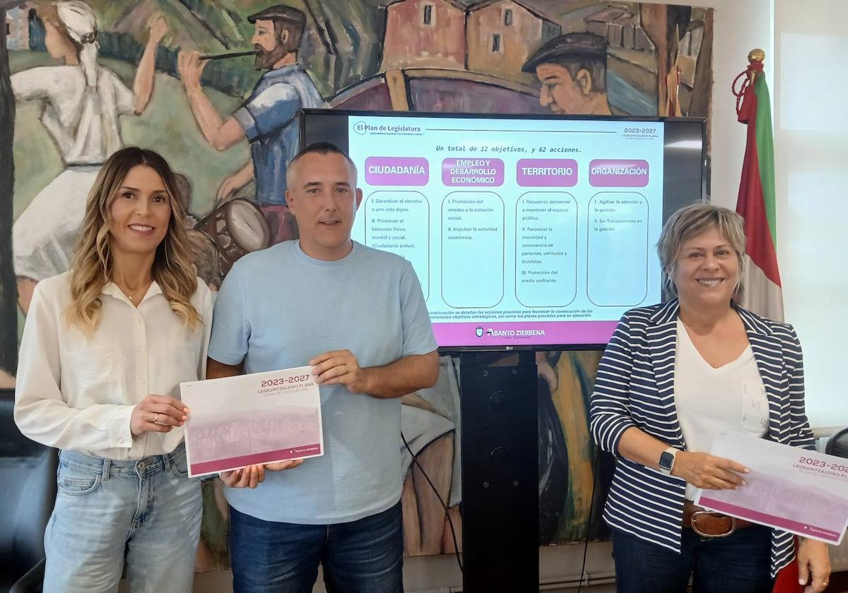 Argiñe de la Cruz, primera teniente de alcalde; Iñaki Urrutia, regidor; y Maitana Martínez, segunda teniente de alcalde, presentan el plan de mandato.